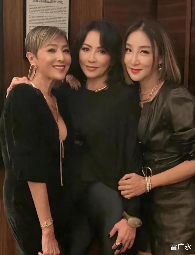 梁朝伟回国两鬓斑白,紧搂富婆合影心情佳,穿4000多衬衣肌肉紧实