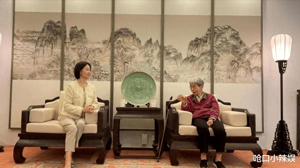 61岁何超琼拜访敦煌知名学者,屈膝半蹲求签名,谦逊仪态获好评