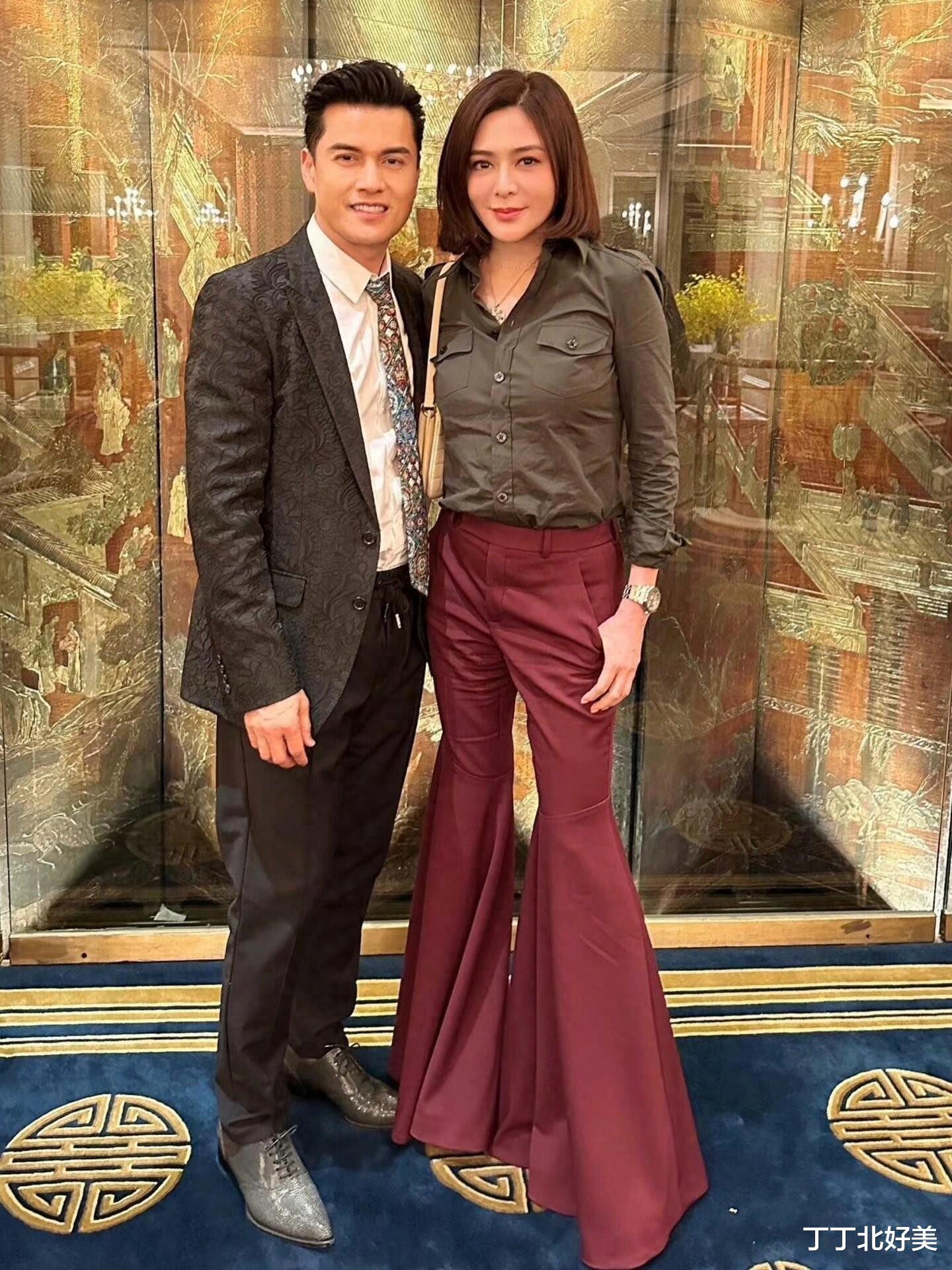 厉害!61岁关之琳还有漫画腿!穿黑西装配短裤在国外看秀,太美了