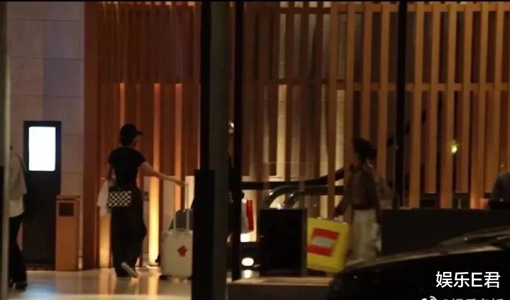 杨幂|杨幂现身香港探望女儿,手拿大盒玩具当礼物,停留一天便匆匆离去