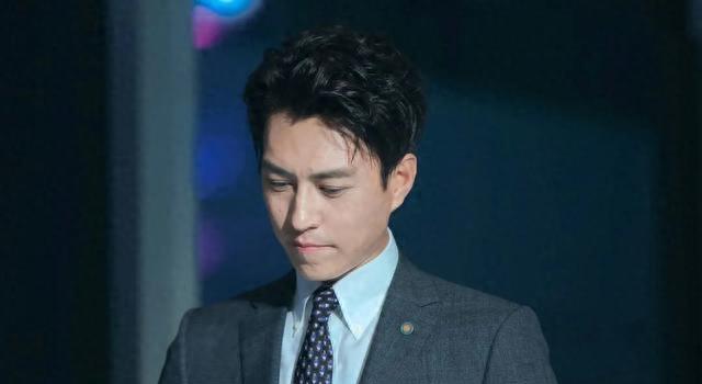 靳东回到家乡,与参加高考的侄女合影,网友发文调侃:他是回来挖蒜的吗?