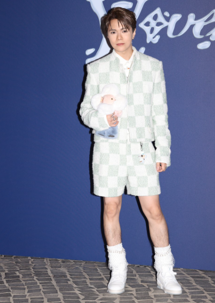 LV秀直击：宋仲基朱一龙穿裙，发嫂一脖子珠宝，香港顶流睡衣上阵