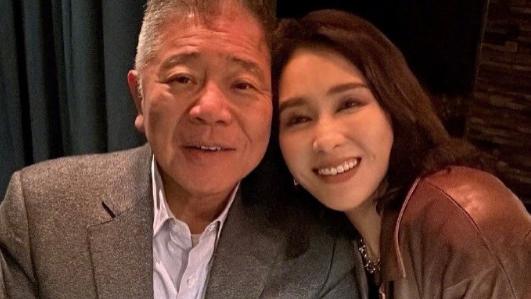 黎姿晒照庆纪念日，仨女儿露脸都像爸，马延强慈眉善目获赞好男人