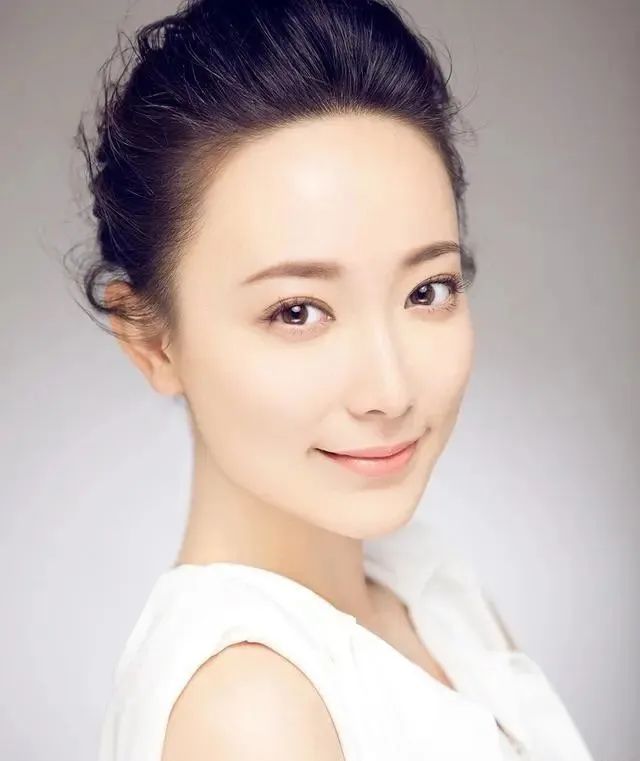 母亲是皇后专业户，自己也是演员，嫁同行为妻，一家三代其乐融融