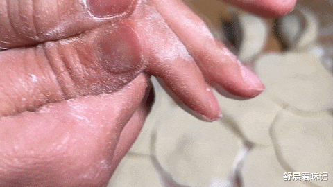 医生|用半个圆白菜和5块钱肉馅制作馅料，爽口不油腻，想吃饺子随时包