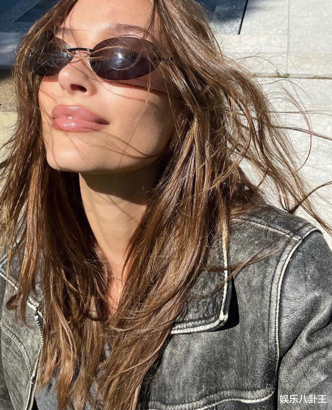 贾斯汀·比伯|比伯与海莉牵手漫步好莱坞街头 举止亲昵恩爱甜蜜