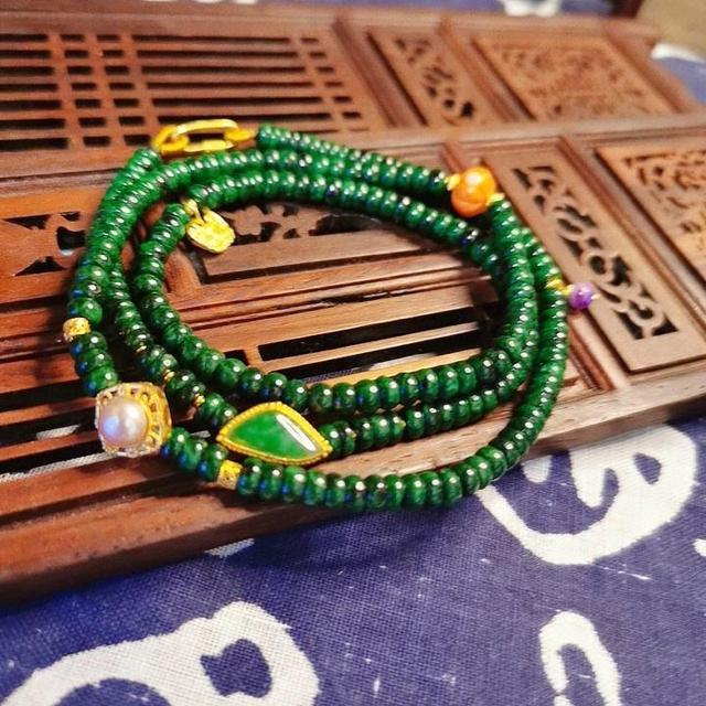 翡翠|什么是干青翡翠?干青翡翠值得入手吗?购买干青翡翠要注意什么?