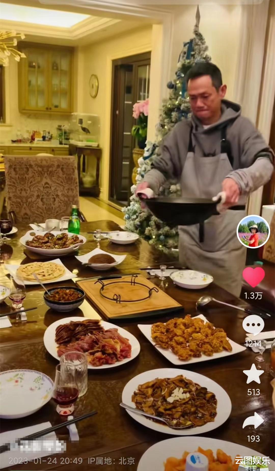|52岁果靖霖做一桌菜庆新年,豪宅曝光很气派,丧妻多年单身无儿女