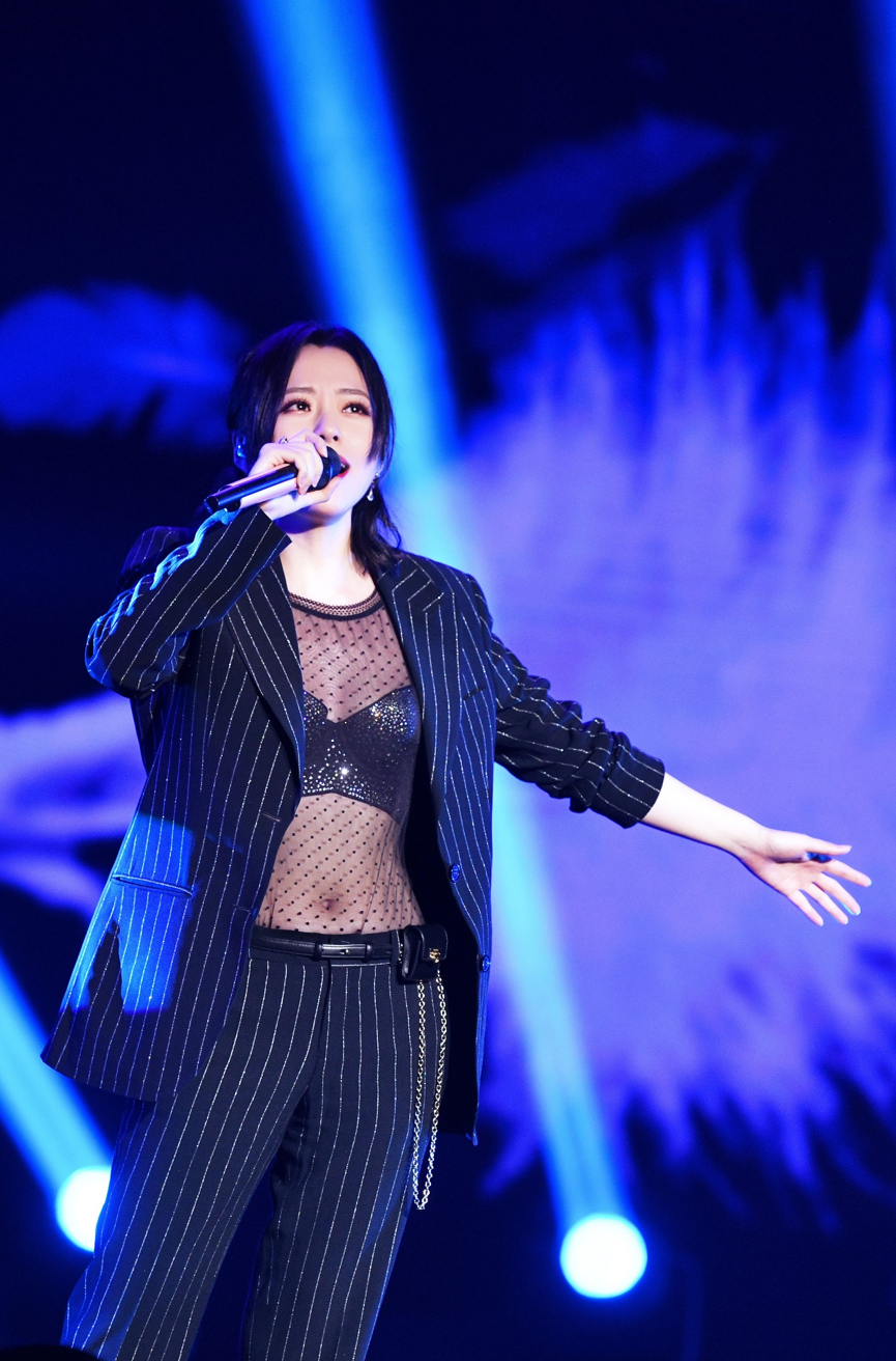 张靓颖携男友外出逛街，素颜不洗头似路人大妈，拍拖5年仍不结婚