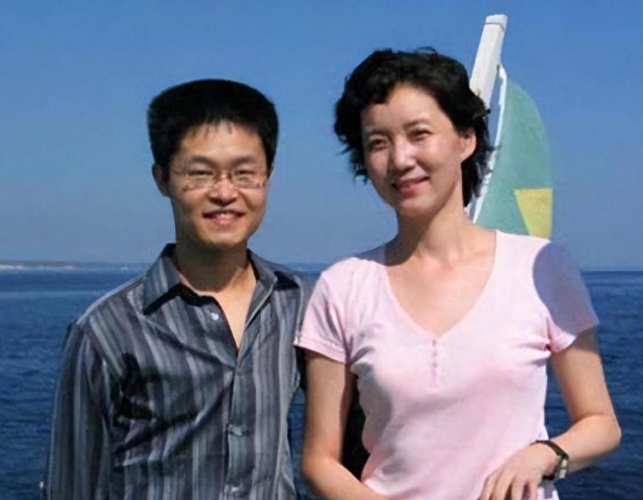 她是央视一姐，42岁改嫁给省委书记，如今无儿无女，丈夫官至副国