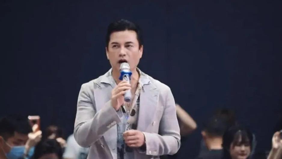 67岁男港星为医美公司站台，出场费高得离谱，已三婚娶内地富婆