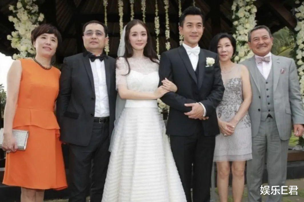 杨幂|杨幂现身香港探望女儿,手拿大盒玩具当礼物,停留一天便匆匆离去