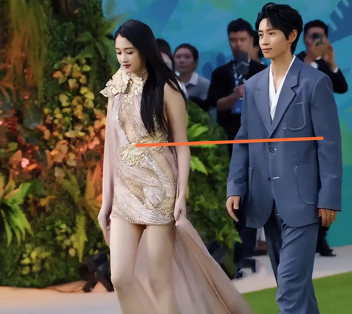 关晓彤穿高定走红毯,美腿吸睛腰部到魏晨胸口,无视对方搀扶被喷
