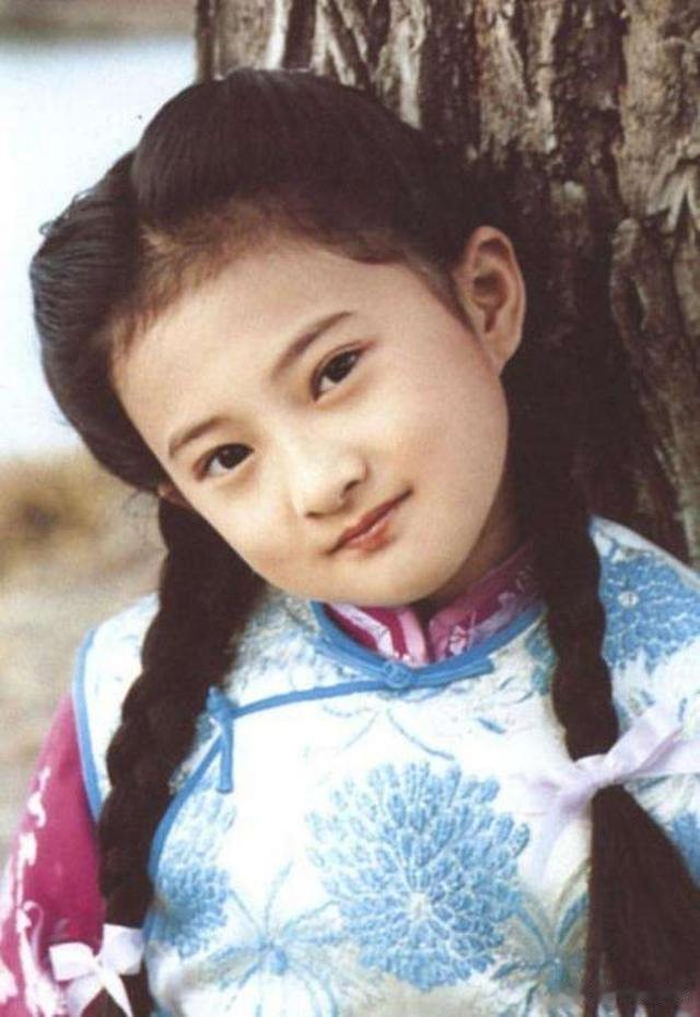 43岁金铭瘦到认不出,北大毕业后至今未婚,化浓妆扭秧歌被指老气