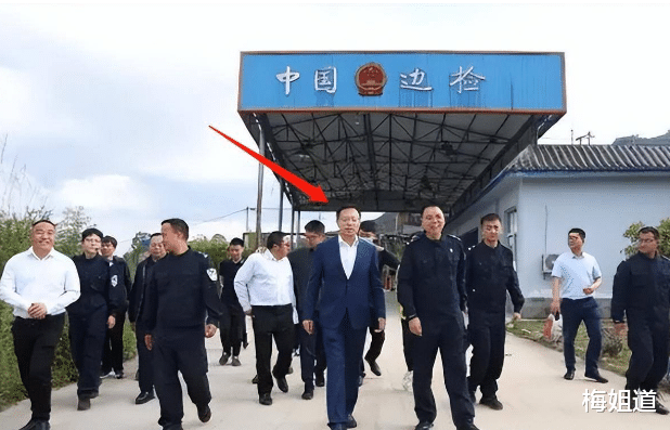 赵立坚|赵立坚履新首次公开露面,身穿西装现身边境,笑容再现叫人破防了