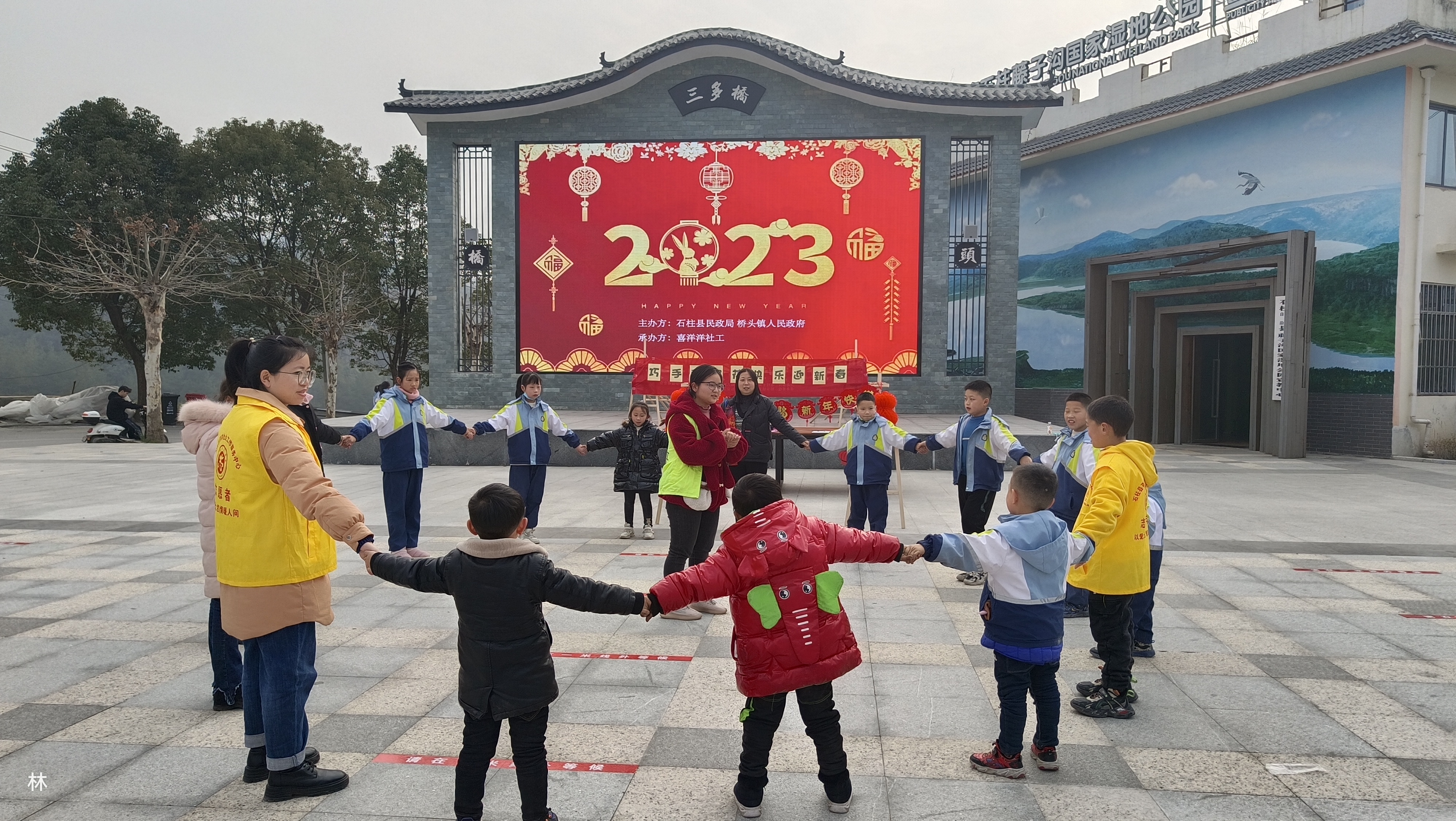 巧手剪窗花 快乐迎新春