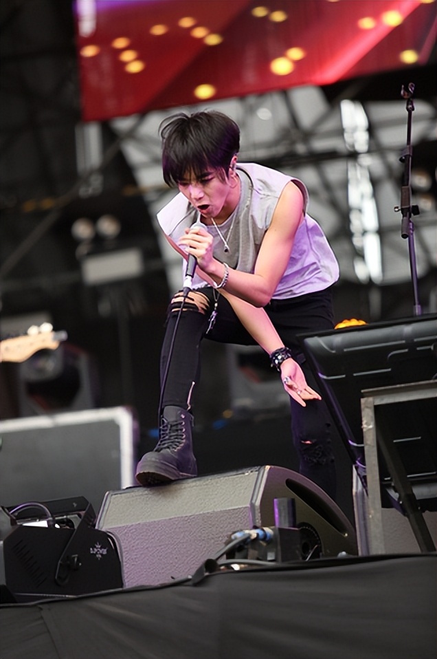 华晨宇上海演唱会穿婚纱被嘲带坏性取向,他到底是男是女?