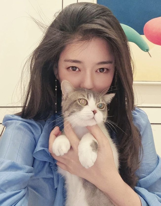 48岁“地表最强小三”,拿下百亿老头却说:我对钱没兴趣