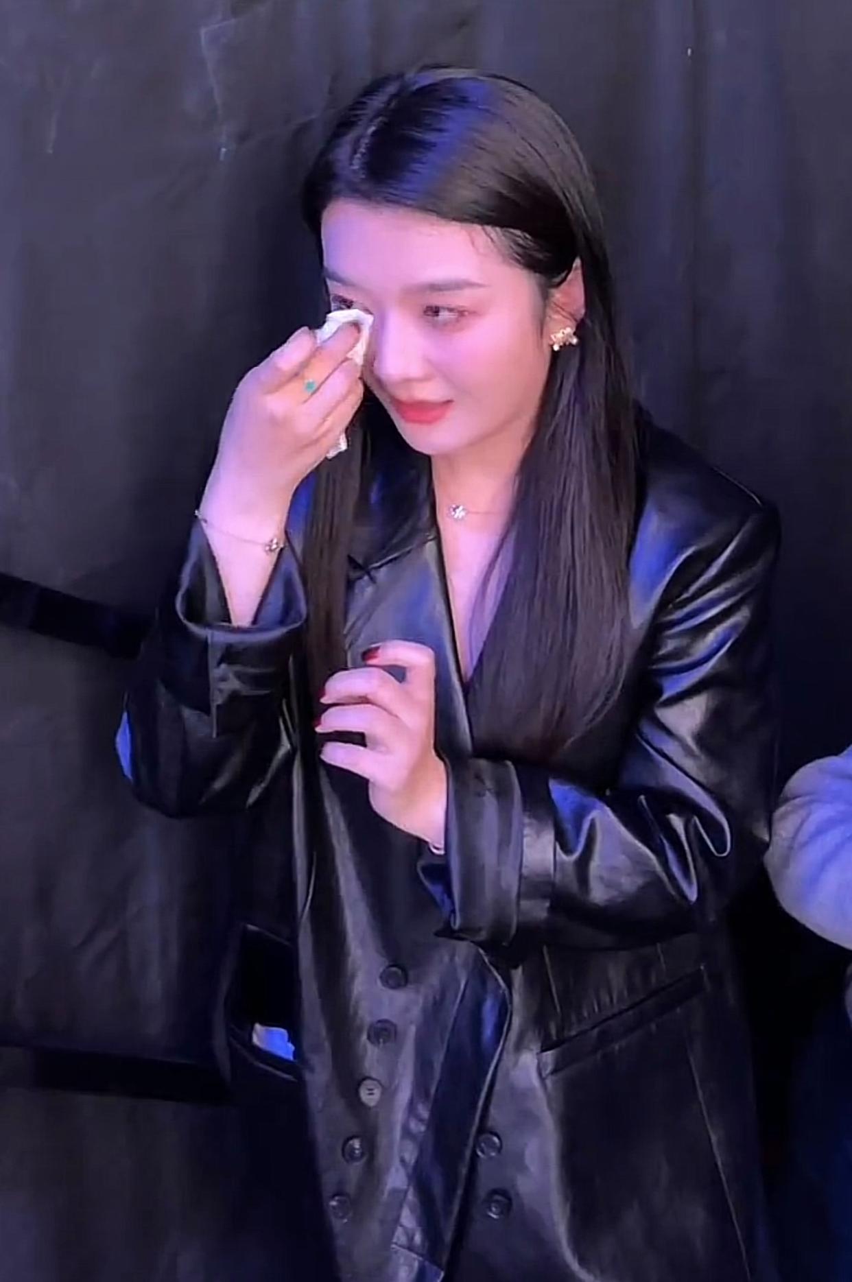 王栎鑫前妻现身演唱会，吴雅婷坐台下感动落泪！前公婆的举动暖心