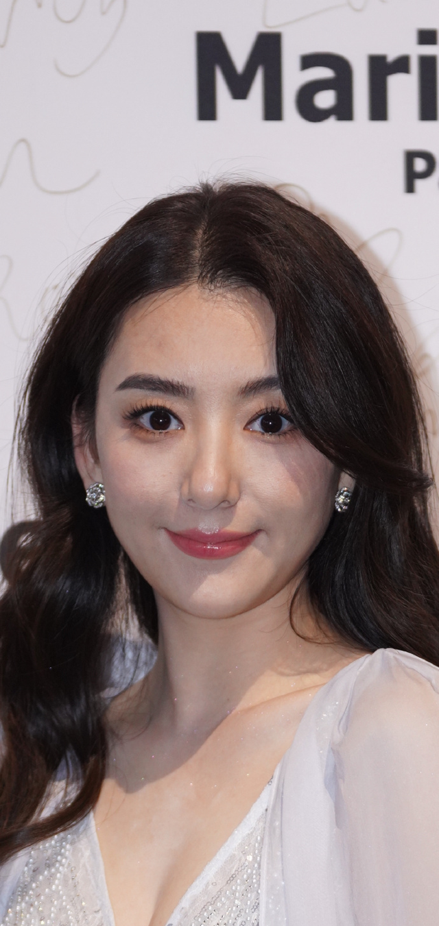发型 郭富城的妻子长相好高级，穿白裙很有“阔太感”，气质不输女明星