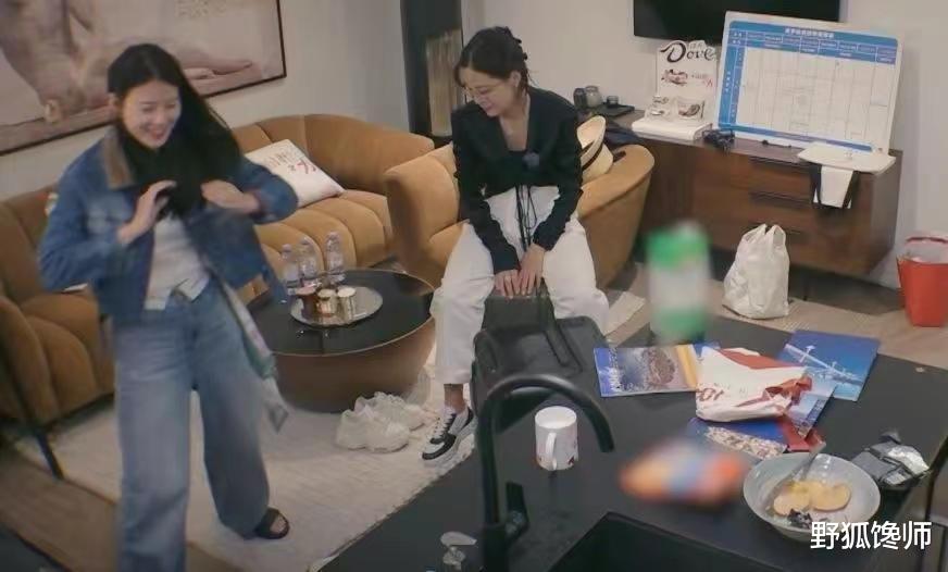 辛芷蕾夸赵昭仪美甲好看,这脚丫长的挺漂亮,赵昭仪调侃你亲一口。