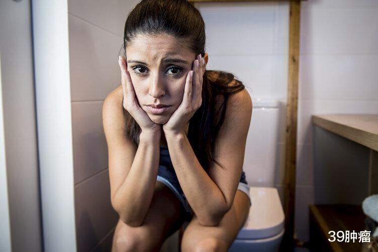 为啥女性洗澡时也会站着排尿？除了爽，还有3点原因，别不好意思