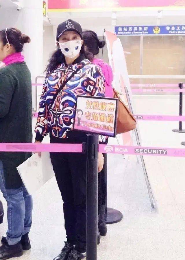 刘晓庆回老家选墓地！终于摘了假发不装嫩，直面衰老真的好美