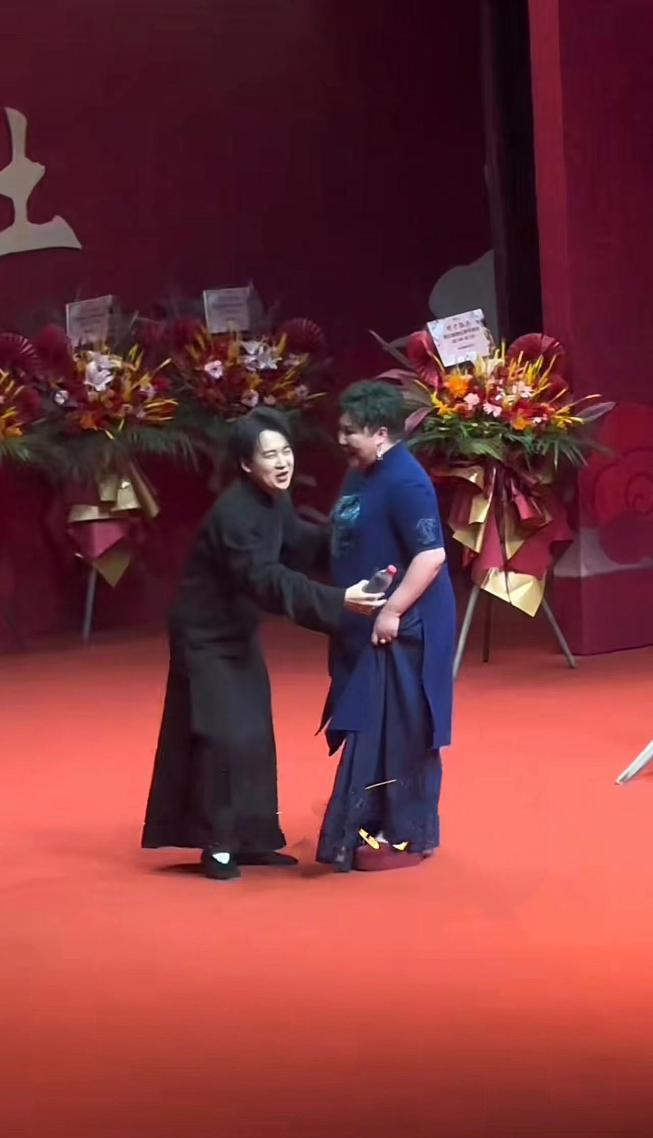 李亚鹏|郭德纲老婆演出，染绿头发容貌大变，郭麒麟忙叫妈弯腰递水显谦卑