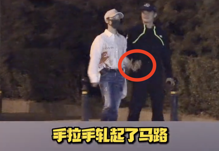 吴京|吴京迎49岁生日,谢楠晒一家四口被老公霸气搂肩,吴京笑出鱼尾纹