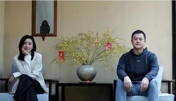 关晓彤|李亚鹏教女儿喝茶,几十万茶桌很奢华,海哈金喜穿千元T恤很妩媚