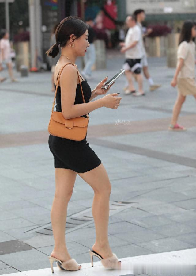 S形身材的美女让人看了又看