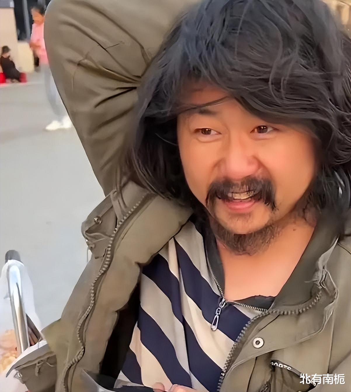 跪着的巨人胡雷:身体残疾拾荒15年捐款百万,资助学生看到他哭了_金纳莱网