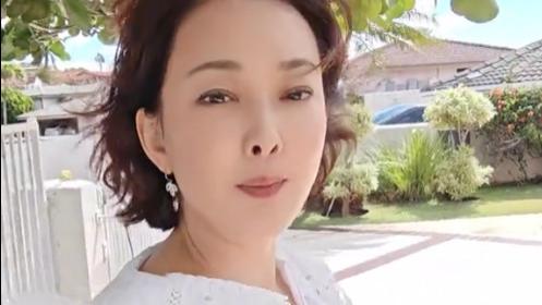 |演员牛莉疑移民美国，富人别墅区自拍笑容僵硬，曾多次登上春晚