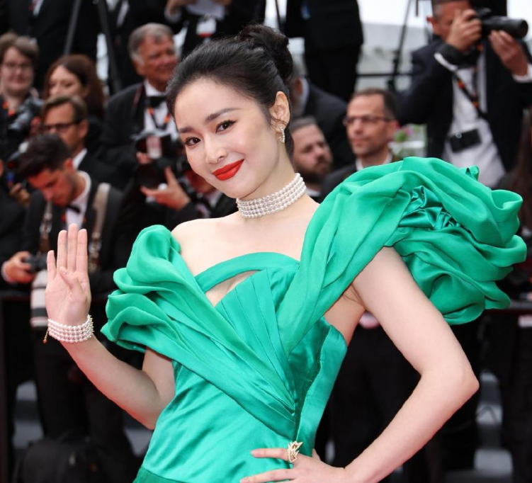 预告片|戛纳翻车！高叶礼服皱巴脱线，张雨绮脚趾挤鞋外，网友：要赔钱了