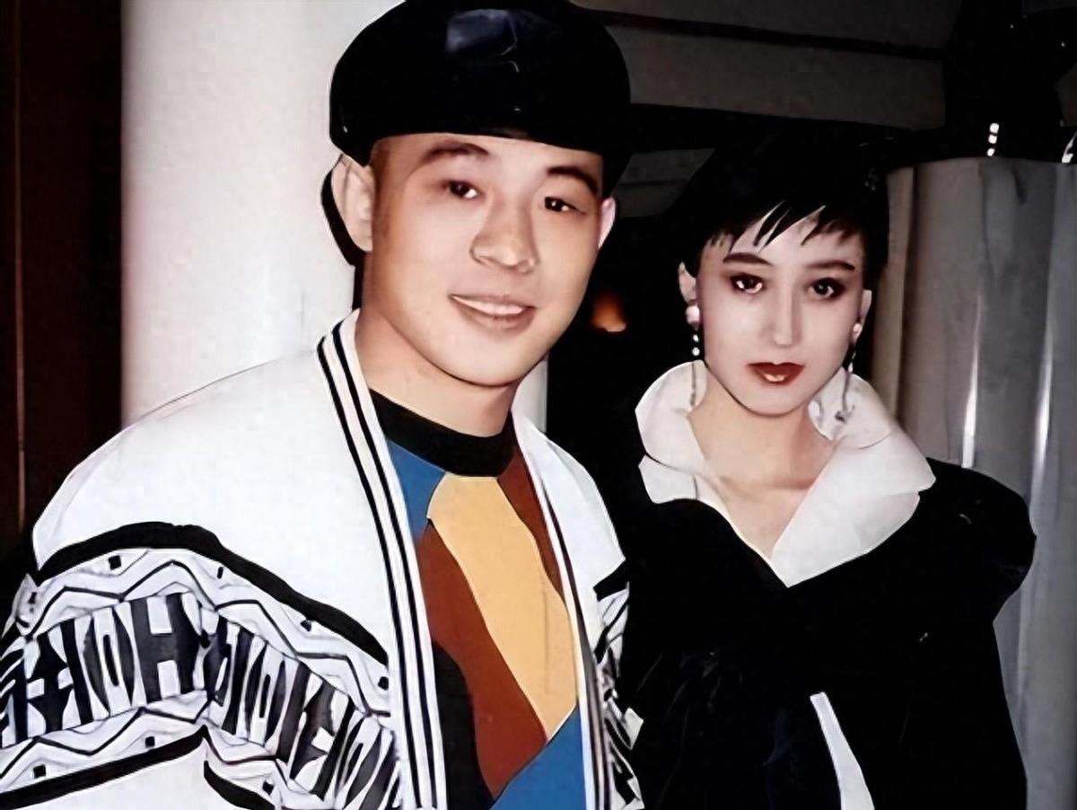 李连杰晒妻子近照,61岁利智衰老似老奶奶,反观前妻的状态依然优雅