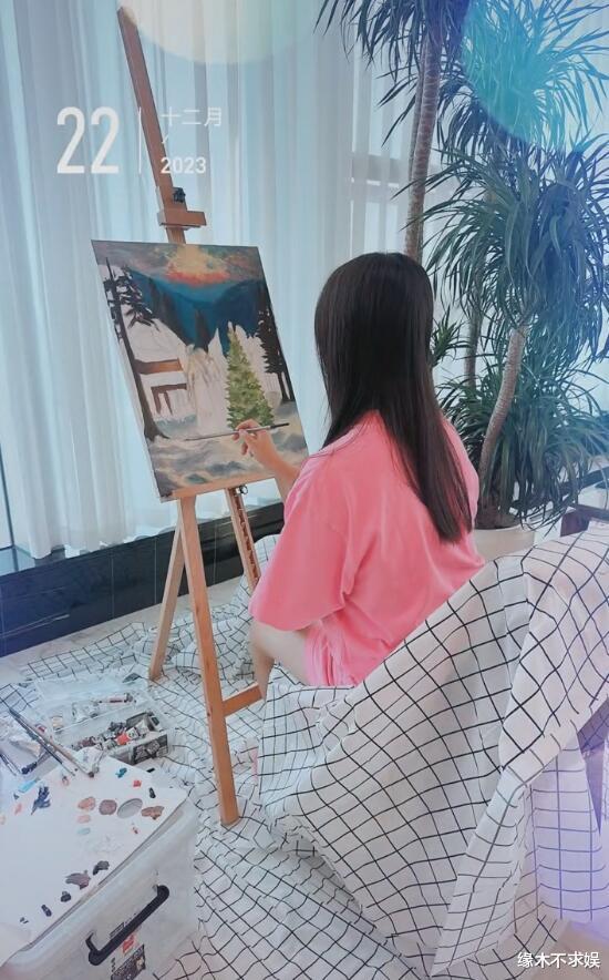 王诗龄穿6200元T恤别墅内画画，圣诞画作被学校选中，作品引争议