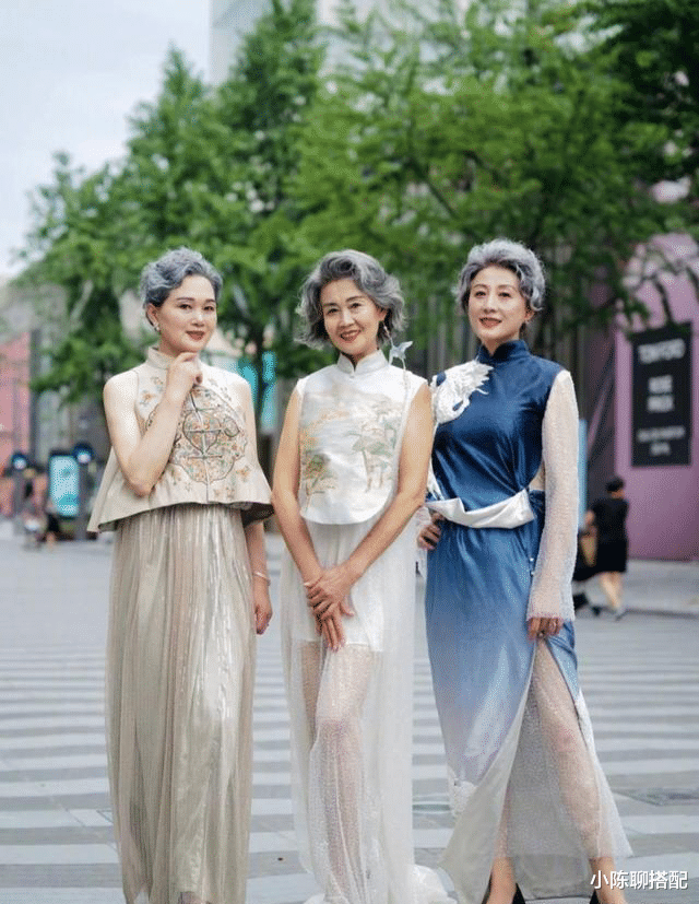 酒井法子 看了这位美女奶奶才知道：白发不染、穿衣简单，也能漂亮到老