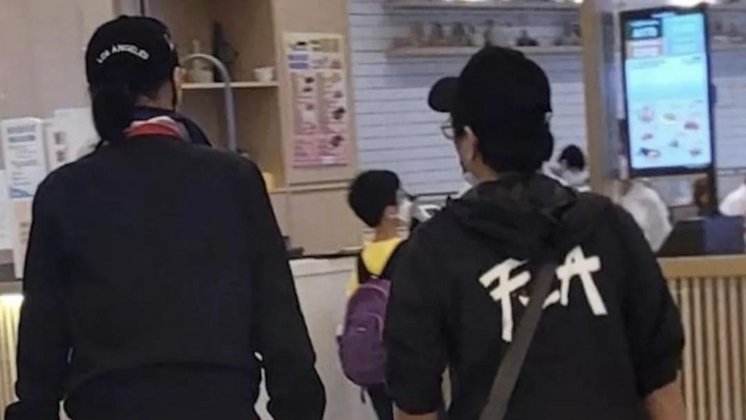 87岁谢贤传中风后首现身，走路需要拄拐杖，谢霆锋未陪同被指不孝