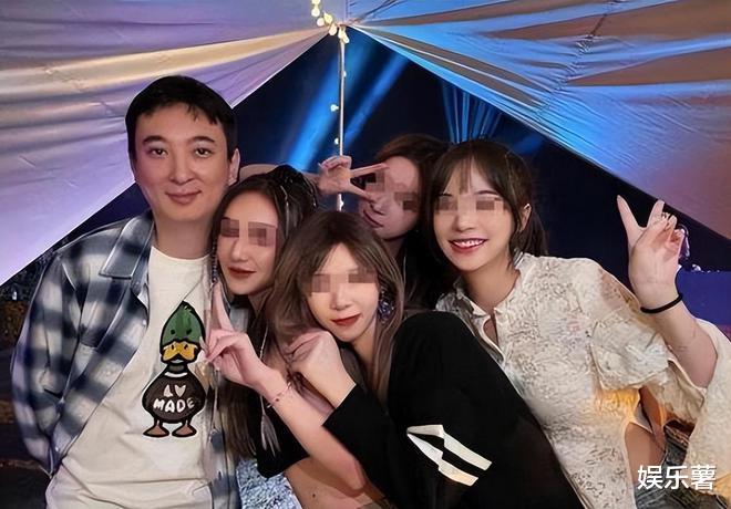 尺度争议!王思聪与网红行为曝光,触碰服务员大腿引发争议