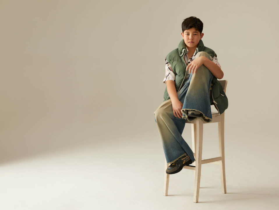 胡可携儿子拍大片，安吉瘦下来不再像宋仲基，完全就是少年版沙溢