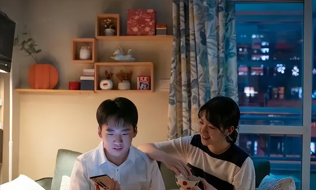 |央视“撑腰”！太子爷“被贬”成凡人？国剧职场终于不装了