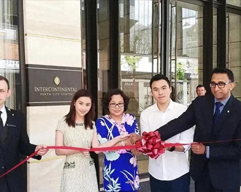 何超莲澳洲酒店开业，妈妈和弟弟现身剪彩，朴素又努力的豪门千金