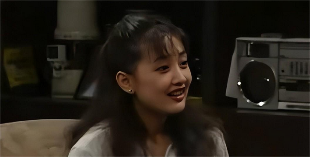 |从春晚常客到下嫁普通人，最终因“整容”自毁前途，牛莉后悔吗？