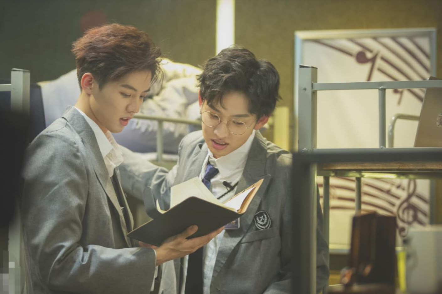 22岁英年早婚，为挣学费进入娱乐圈，他活成了小说里的男主角