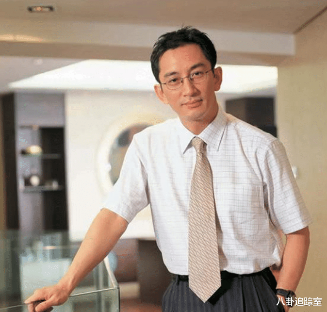 港星吴启华晒近照,14岁女儿背40W包身材傲人,读国际学校学费23W