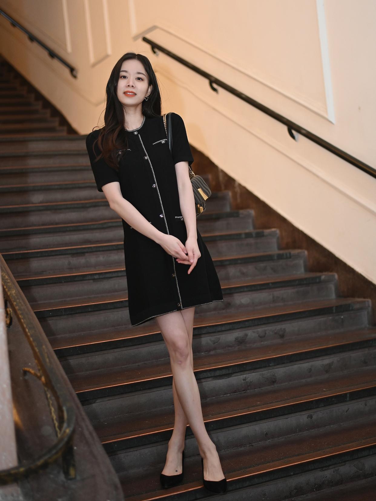 连衣裙 如何穿出高校女老师范儿—黑色小香风连衣裙搭配黑色高跟鞋