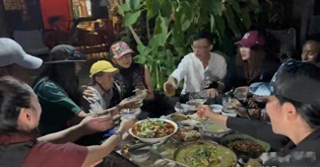 64岁杨丽萍:回老家大摆家宴!为母亲庆生兴奋对饮全家长得很像