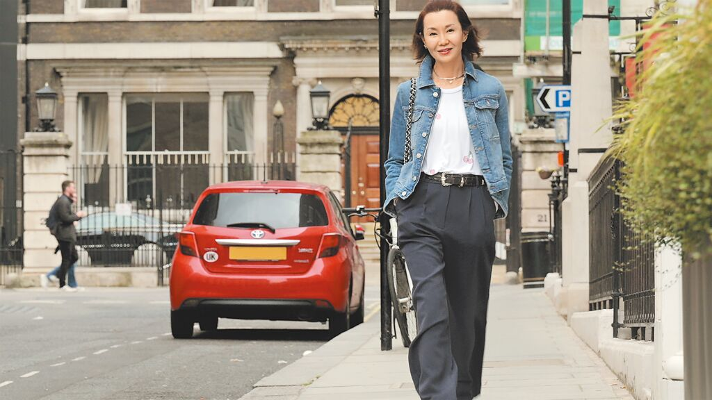 张曼玉“出山”拍广告 强调要爱自己