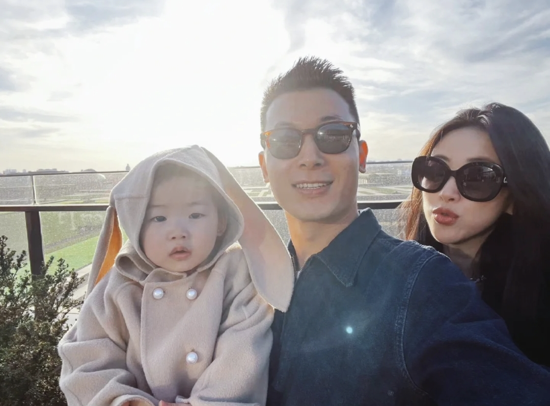 朱珠|朱珠庆祝2周年结婚纪念日,首晒结婚证件照,带女儿重回婚礼场地