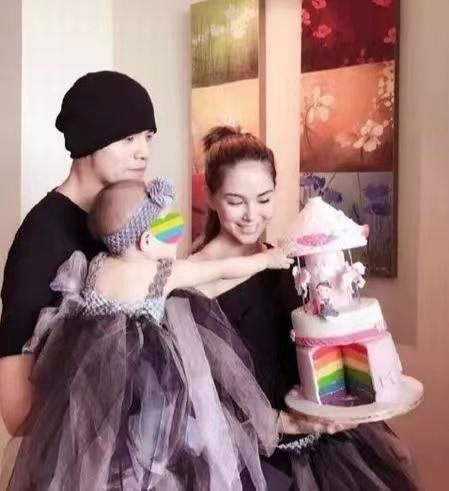 周杰伦为娇妻昆凌庆生，二人游艇出海好甜蜜，“三宝妈”称呼亮了